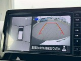 アラウンドビューモニター。上空から見下ろしているかのような映像を映し出して周囲を確認し、スムースな駐車をアシストします。