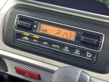 【オートエアコン】一度お好みの温度に設定すれば、車内の温度を検知し風量や温度を自動で調整。暑い&hellip;寒い&hellip;と何度もスイッチ操作をする必要はありません。快適な車内空間には必須の機能ですね♪
