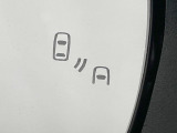 【ブラインドスポットモニター】走行中、ドアミラーの死角になりやすい箇所に後続車が接近するとサイドミラー付近に警告を表示、ドライバーに注意喚起をしてくれます。