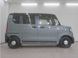 リアには左右スライドドアを採用。狭い駐車場でも開閉しやすく、強風の日でもドアが煽られにくくなっております。小さなお子さまやご年配の方も安心して乗り降りできます。