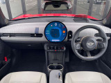 MINIの内装はとにかく『円』に拘ったデザインコンセプトが一目で伝わってきます。これほど円形に拘った車は他に御座いません。伝統のデザイン、トグルスイッチなど遊び心のある内装で御座います。