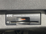 【ETC】有料道路を利用する際に料金所で停止することなく通過できる、ETC車載器(ノンストップ自動料金収受システム機器)が装備されています。セットアップを行うことで利用可能になります。