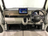 車内は光触媒抗菌消臭施工済です。スタイリッシュなデザインで暖かみのあるインパネ周りを演出します。グローブボックスやカップホルダーのほかにトレーなどたくさんの収納スペースが装備されています。