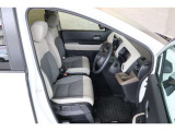 操作性に優れた運転席となります!小物入れや各ボタンの配置にこだわり、使いやすいです!座り心地もよく視認性も良好なのでロングドライブもお任せ下さい!