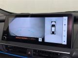 パノラミックビューモニターを装備。駐車場や交差点でクルマを真上から見るように周囲を確認できます。機能の詳細は販売店スタッフまでおたずねください。