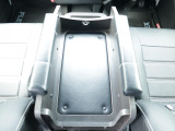 運転席・助手席の間にはわんわんシートのリードフック付きのものが装着されております♪
