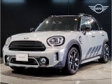 MINIのフロントグリルのデザインはイギリスで生まれた当初から、シルバーのサイドバーが折り重なった伝統的なデザインで御座います。その伝統はBMWのお車になってからでも少しずつ形を変えて守られております