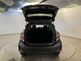 バックドアを上げた状態です。シートのアレンジ次第で荷室のスペースが広くなります!用途に合わせて快適な室内を!