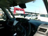 運転席もゆったりすわれます!!