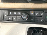 【オートエアコン】一度お好みの温度に設定すれば、車内の温度を検知し風量や温度を自動で調整。暑い&hellip;寒い&hellip;と何度もスイッチ操作をする必要はありません。快適な車内空間には必須の機能ですね♪