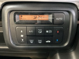 オートエアコンで、毎日のドライブを快適に。温度、風量を自動で調整し、理想的な車内環境を提供します。