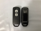 スマートキーを装備しています。鍵を差し込むことなくドアロックの開け閉めと、スタートボタン操作でのエンジンスタートができます。スペアキーも同じものを用意しております。