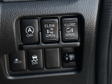運転席の右側にはアイドリングストップ、両側オートスライドドア、エマージェンシーブレーキ、VDCの操作スイッチが有ります。