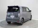 プライバシーガラスが装備されています。外を見るときには気にならずに、後方車両からは車内が見えにくい設計です、周りを気にせず、快適に運転できますよ。