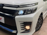 【LEDヘッドライト】悪天候や夜間走行時も良好な視界を確保し安心して運転できる高輝度LEDヘッドライトを装備!点灯速度が早く、消費電力も抑えられています。