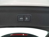 両手がふさがるほどの荷物があるとき、とても便利なオートマチックテールゲートが装備されております。