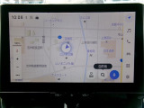 DCM(専用通信機)を装備したコネクティッドナビです。なおT-Connect契約により、令和11年3月まで無償でのご利用が可能です。詳しくは営業スタッフにお問い合わせください。