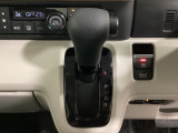 CVT車のセレクトレバーです。低速から高速まで、変速ショックのないスムーズな走りと、エンジン効率のよい領域を維持して燃費にも貢献します。サイドブレーキはスイッチ操作の電子制御パーキングブレーキです。