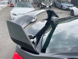 【大型リヤスポイラー】スポーツカーらしさがグッと引き立つ大型リヤスポイラーを装着♪高速走行時のスタビリティ(走行安定性)向上に役立ちます。