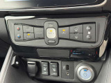 エアコンはオートエアコンです(^-^)温度調節も細かくできるので車内を快適な温度にできますよ(*^^*)人気の装備です☆