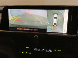 【パノラミックビューモニター】映像で、見づらい車両周辺の確認をアシスト。クルマを真上から見ているような映像を表示。 運転席から確認しにくい車両周囲の状況を把握。