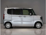 後ろは両側スライドドア(片側電動タイプ)のお車ですので、狭いスペースでも乗り降りしやすいです。
