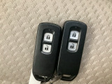 家族やパートナーと個別に持てるため、貸し借りの手間がなくスムーズに乗車できます。また、メインキーを自宅に置いたまま、もう一方をサブとして常に鞄に入れておけるため、持ち出し忘れを防げる点も便利です。