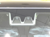 【スマートアシスト】走行中に前方の車両等を認識し、衝突しそうな時は警報とブレーキで衝突回避と被害軽減をアシスト。より安全にドライブをお楽しみいただけます。