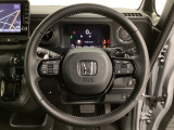 オーディオのチャンネル変更やボリュームなどの操作スイッチの他に、レフトセレクターホイールがついています。中央部を指先で上下に動かすことで、マルチインフォメーション・ディスプレイの各表示が確認できます。