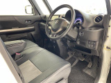 【運転席】座り心地が良いシートなので長時間の運転でも快適にお過ごしいただけます。新品のフロアマットのご注文も可能です。掲載箇所以外にご希望の写真がございましたらお気軽にお問い合わせ下さい。