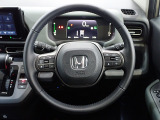 ハンドル左側にはオーディオ操作が出来るオーディオリモートコントロールスイッチ、右側にはHonda SENSINGとオートクルーズコントロールのスイッチを装備!