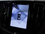 360&deg;ビューカメラは駐車枠や周囲の車両との位置関係が一目瞭然で駐車をサポートしてくれるだけでなく、車両直近の死角を減らして安全性を高める装備。ステアリング切り角に連動した進路予測線も表示されます。