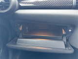 【グローブボックス】大容量のグローブボックスです!!車検証ケース他、日頃使う小物類の収納スペースもたくさんあります!