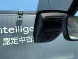 フロントカメラで前方のクルマや人を見つけて衝突被害を軽減するエマージェンシーブレーキ搭載。クルマが安全運転のお手伝いをしてくれます。