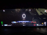 大画面の10.25インチマルチビューディスプレイは車両の性能データ、警報、燃費データなど様々な車両情報をクリアで見やすく表示します。