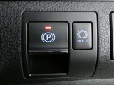 電動パーキングブレーキを搭載。スイッチ操作でパーキングブレーキを作動・解除することができるので操作の力が不要です。