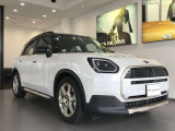 MINIのフロントグリルのデザインはイギリスで生まれた当初から、シルバーのサイドバーが折り重なった伝統的なデザインで御座います。その伝統はBMWのお車になってからでも少しずつ形を変えて守られております