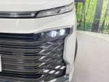 【LEDヘッドライト】悪天候や夜間走行時も良好な視界を確保し安心して運転できる高輝度LEDヘッドライトを装備!点灯速度が早く、消費電力も抑えられています。