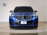 【BMWの伝統】BMWの特徴的な&ldquo;キドニーグリル&rdquo;は、80年以上続く伝統の形でございます。変わらないこだわりのデザインが、プレミアムブランド&ldquo;BMW&rdquo;を創り出します。