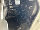 ◆チップアップシート◆狭い駐車場などでテールゲートが開けられない時は、後席の座面をはね上げて荷物を積める空間にできます。