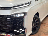 【LEDヘッドライト】悪天候や夜間走行時も良好な視界を確保し安心して運転できる高輝度LEDヘッドライトを装備!点灯速度が早く、消費電力も抑えられています。