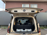 セレナ自慢のデュアルバックドア。奥行きの狭い駐車場でも、荷物の出し入れが可能です!