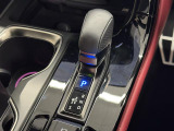 【シフトレバー】シフトポジションを電動で制御する「エレクトロシフトマチック」を採用。MTモード(パドルシフト)はエンジンブレーキやパワフルな加速を要する際など様々なケースで活躍。