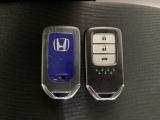 スマートキーを装備しています。鍵を差し込むことなくドアロックの開け閉めと、スタートボタン操作でのエンジンスタートができます。ボタン操作でトランクが開けられるトランクオープナーもついています。