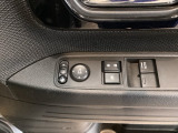 電動格納式リモコンドアミラーと、パワーウィンドウスイッチ等は運転席ドアにあります。
