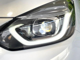 【LEDヘッドライト】悪天候や夜間走行時も良好な視界を確保し安心して運転できる高輝度LEDヘッドライトを装備!点灯速度が早く、消費電力も抑えられています。