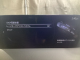 カメラが車線を認識してはみ出しそうになるとステアリングアシストが介入するレーン・キープ・アシストシステムを装備しております。お好みで作動・非作動の設定も可能です。