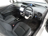 シンプルで使いやすいデザインの運転席です。
