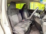 運転席まわりには十分なスペースがあり、大柄な方でもゆったり運転していただける環境です。