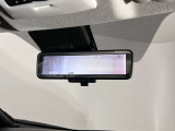 スマートルームミラーで後方の映像がルームミラーで確認できます。